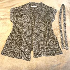 Medium brown short sleeve sweater.